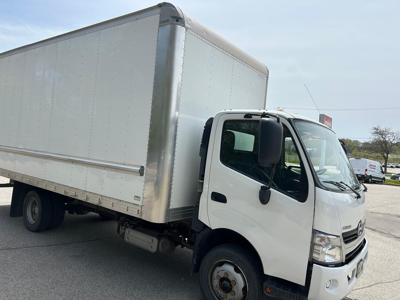 2020 Hino 195 20' with ramp - Photo #1