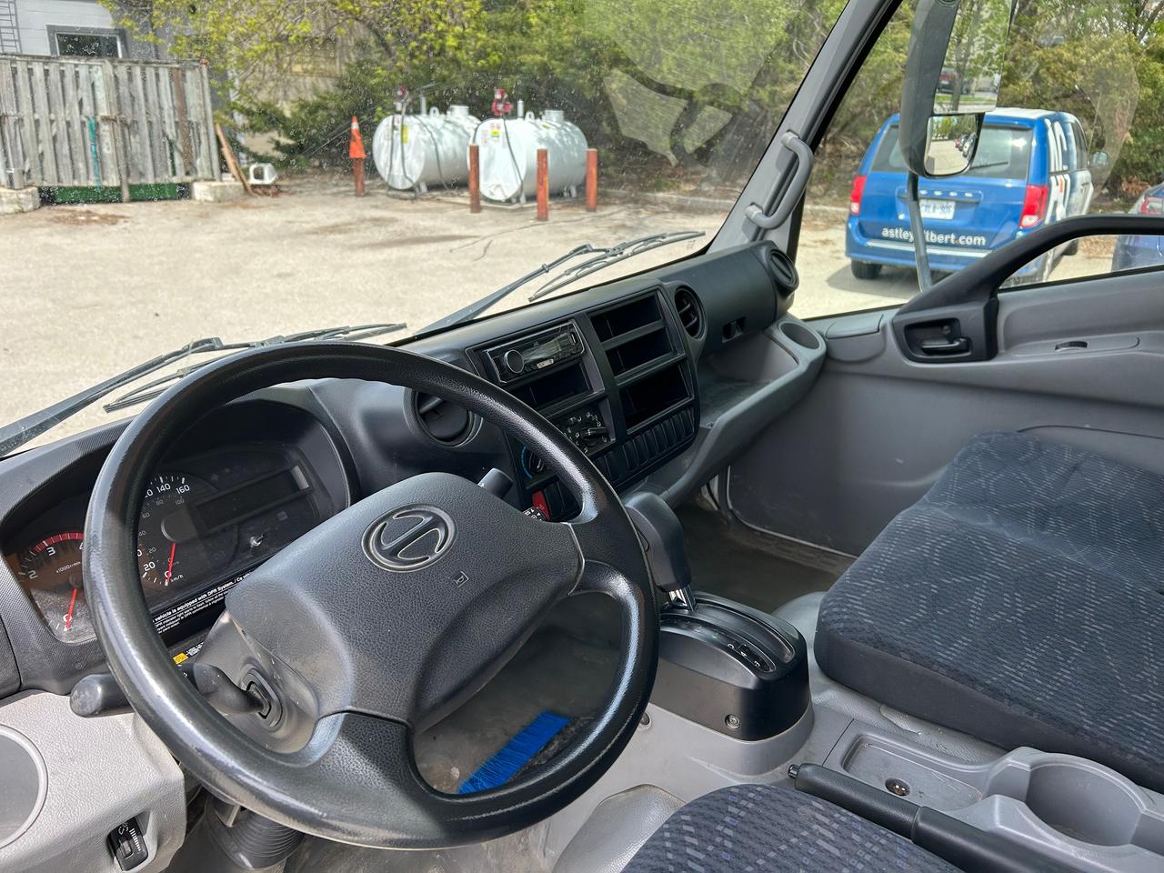 2020 Hino 195 20' with ramp Photo