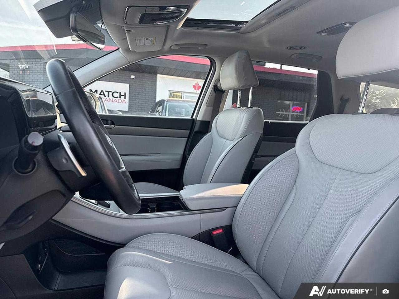 2024 Hyundai PALISADE URBAN / NO ACCIDENTS / LEATHER / NAV / ROOF / AWD Photo