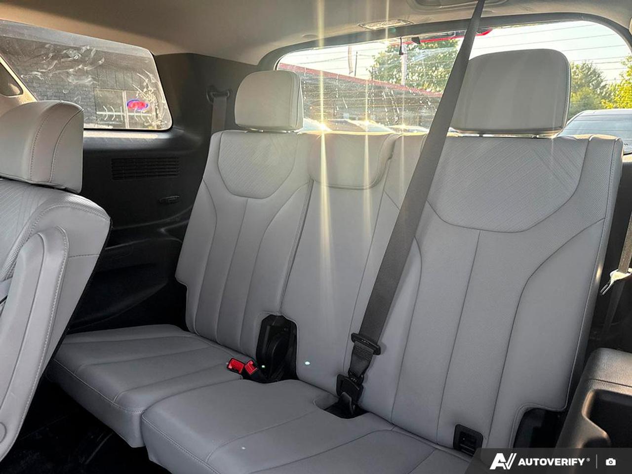 2024 Hyundai PALISADE URBAN / NO ACCIDENTS / LEATHER / NAV / ROOF / AWD Photo