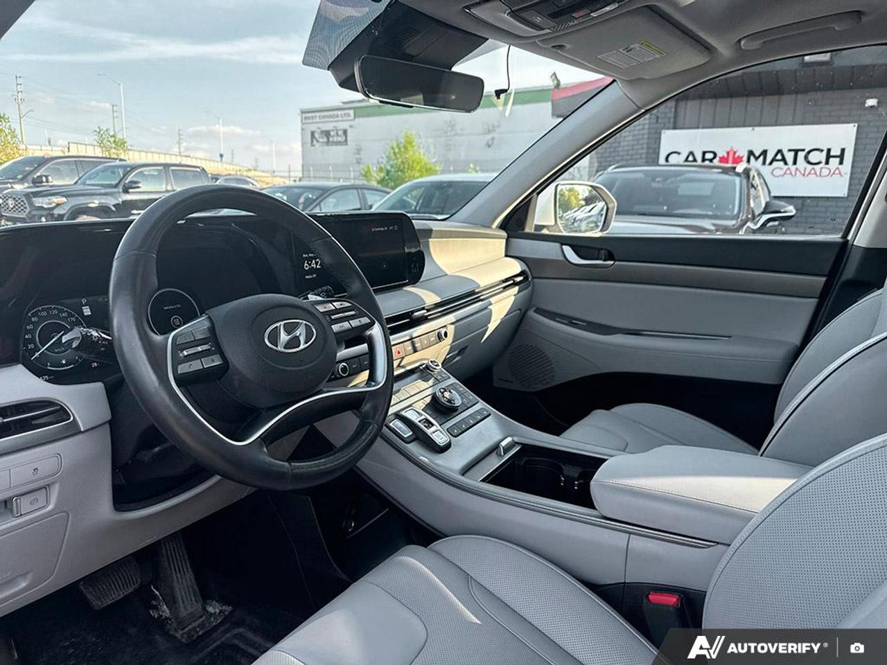 2024 Hyundai PALISADE URBAN / NO ACCIDENTS / LEATHER / NAV / ROOF / AWD Photo