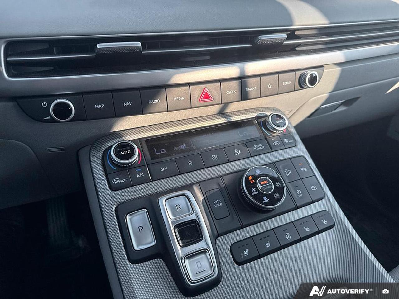 2024 Hyundai PALISADE URBAN / NO ACCIDENTS / LEATHER / NAV / ROOF / AWD Photo