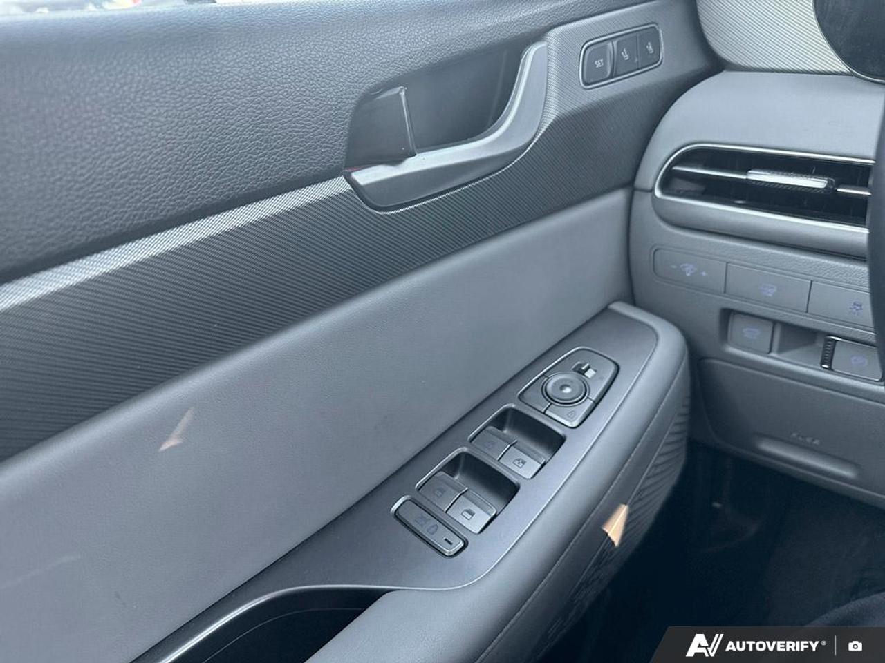 2024 Hyundai PALISADE URBAN / NO ACCIDENTS / LEATHER / NAV / ROOF / AWD Photo