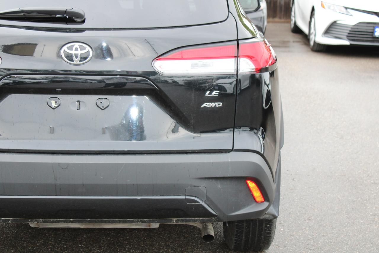 2025 Toyota Corolla Cross LE with sunroof Photo3