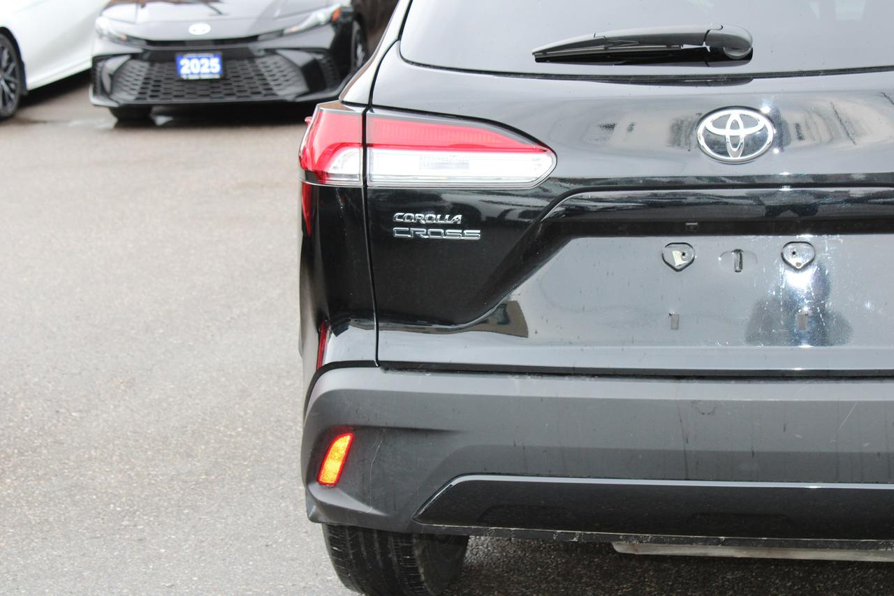2025 Toyota Corolla Cross LE with sunroof Photo