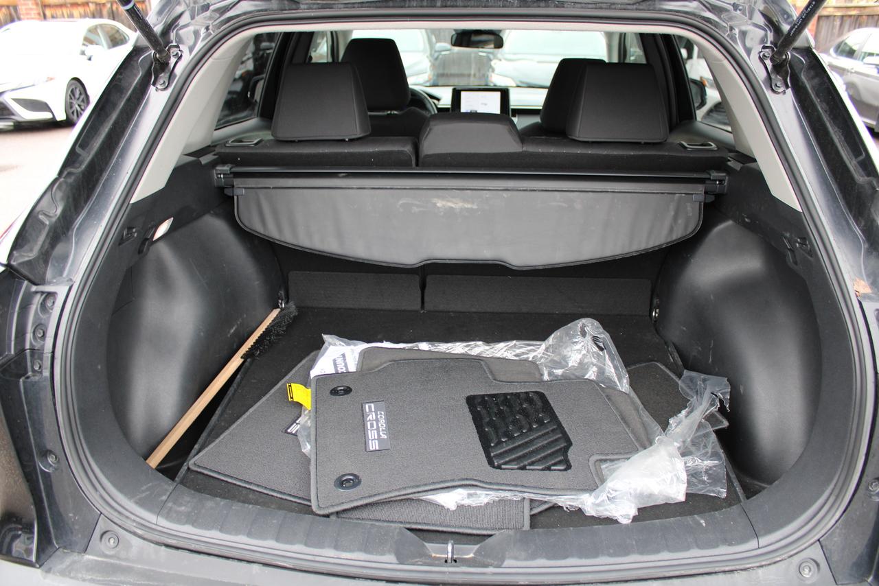 2025 Toyota Corolla Cross LE with sunroof Photo