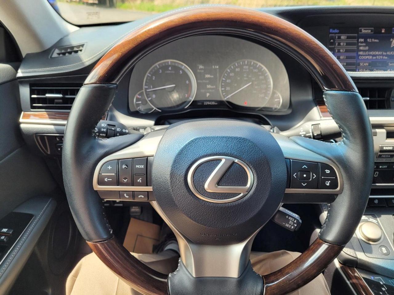 2016 Lexus ES 350 4dr Sdn Photo
