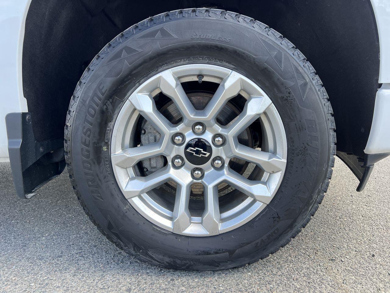 2024 Chevrolet Silverado 1500 RST 4X4, REMOTE START, HEATED FRONT SEATS, CRUISE CONTROL, SIRIUS XM, NAV, BACK UP CAM!! Photo