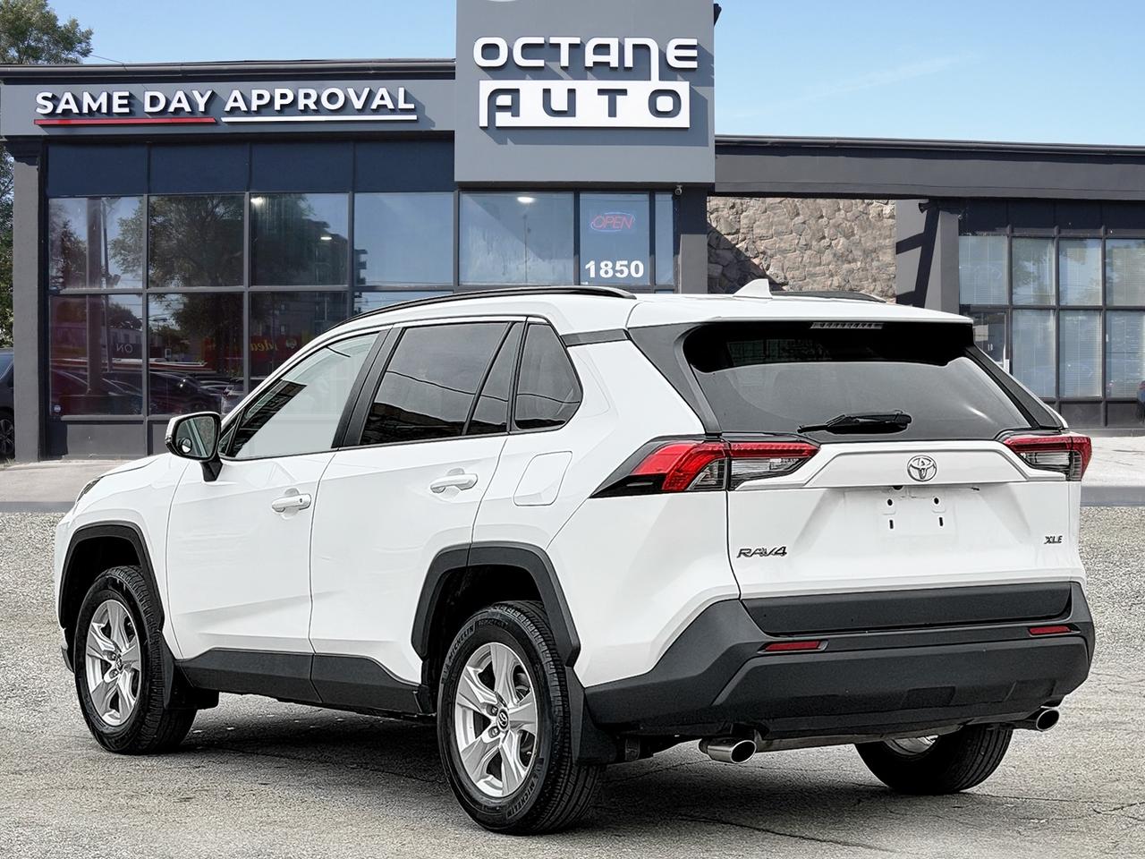 2020 Toyota RAV4 XLE FWD Photo