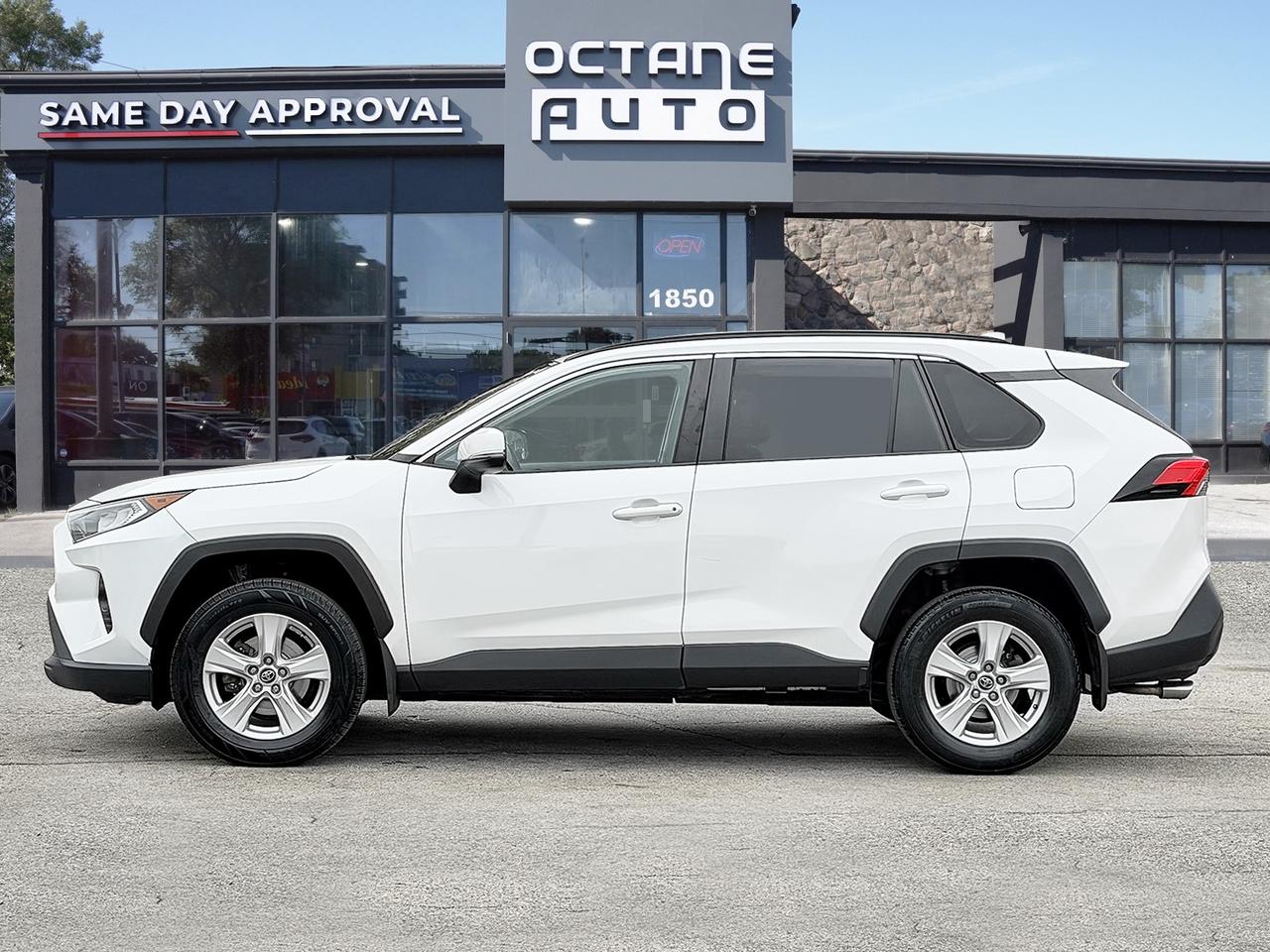 2020 Toyota RAV4 XLE FWD Photo