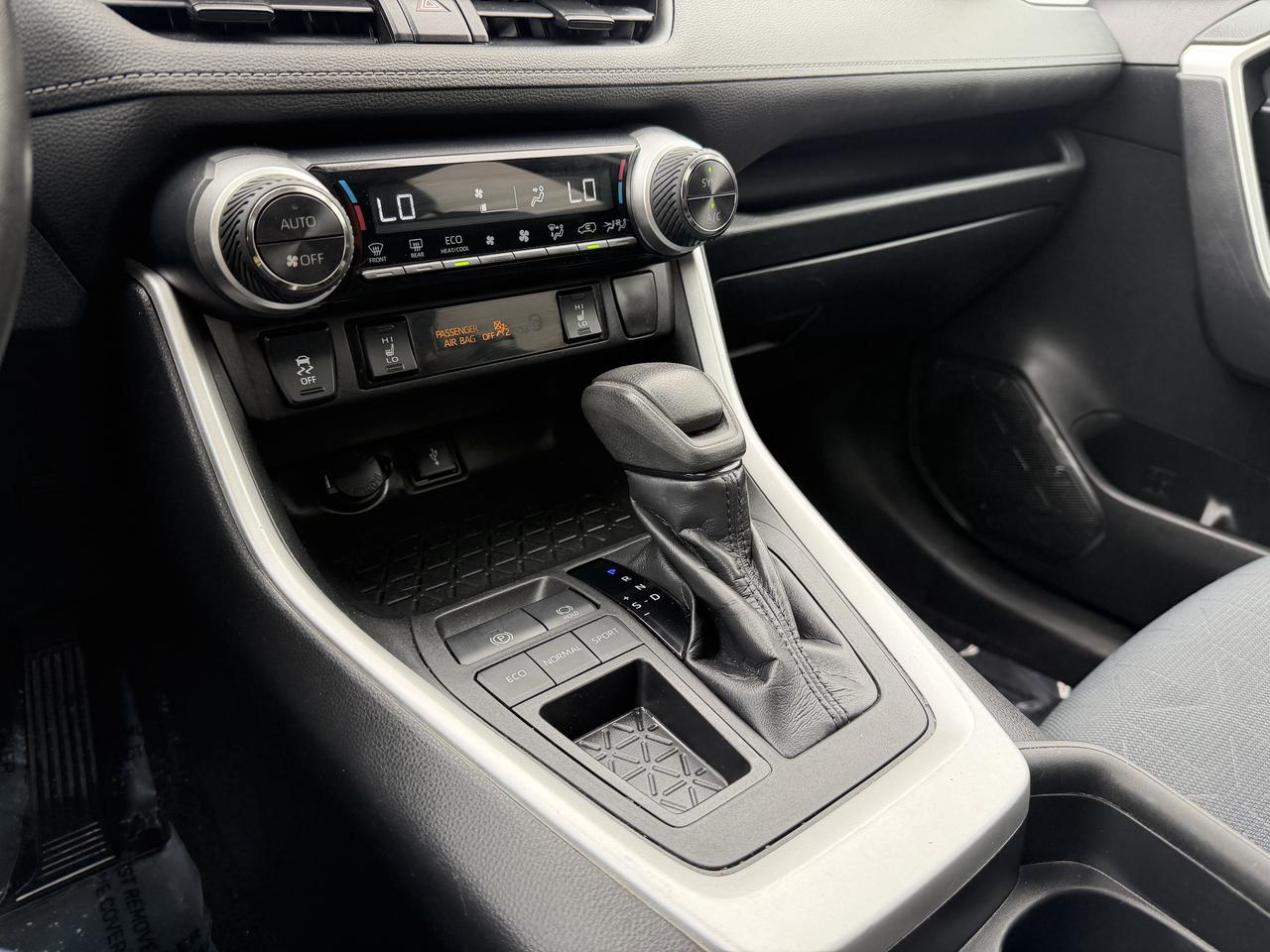 2020 Toyota RAV4 XLE FWD Photo