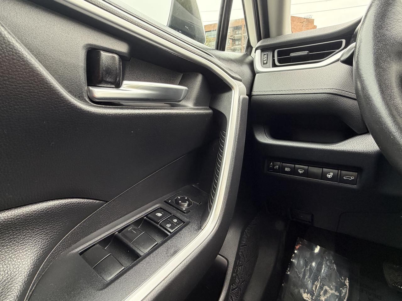 2020 Toyota RAV4 XLE FWD Photo