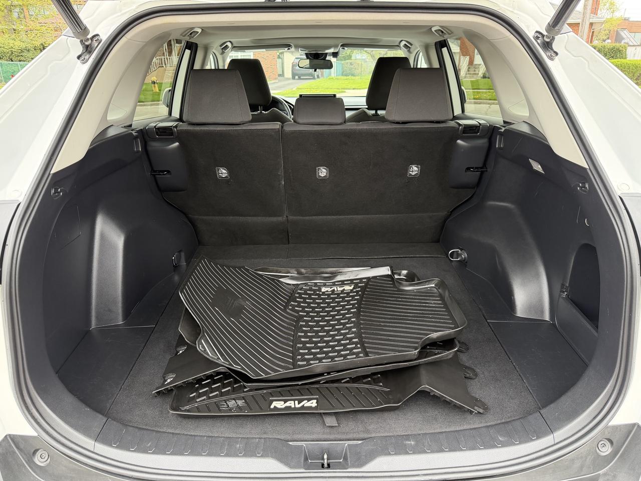 2020 Toyota RAV4 XLE FWD Photo