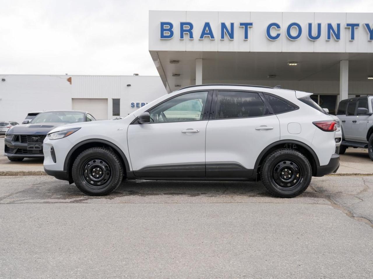 2025 Ford Escape ST-Line AWD | LOW KM | WINTER/SUMMER TIRED INCLUDE Photo