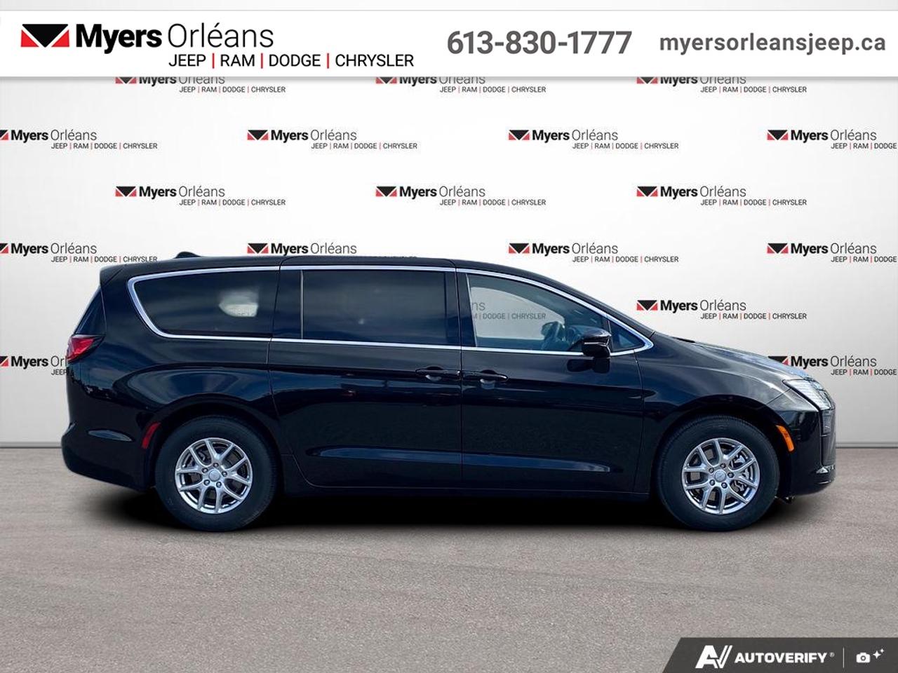 2027 Chrysler Pacifica Select Photo