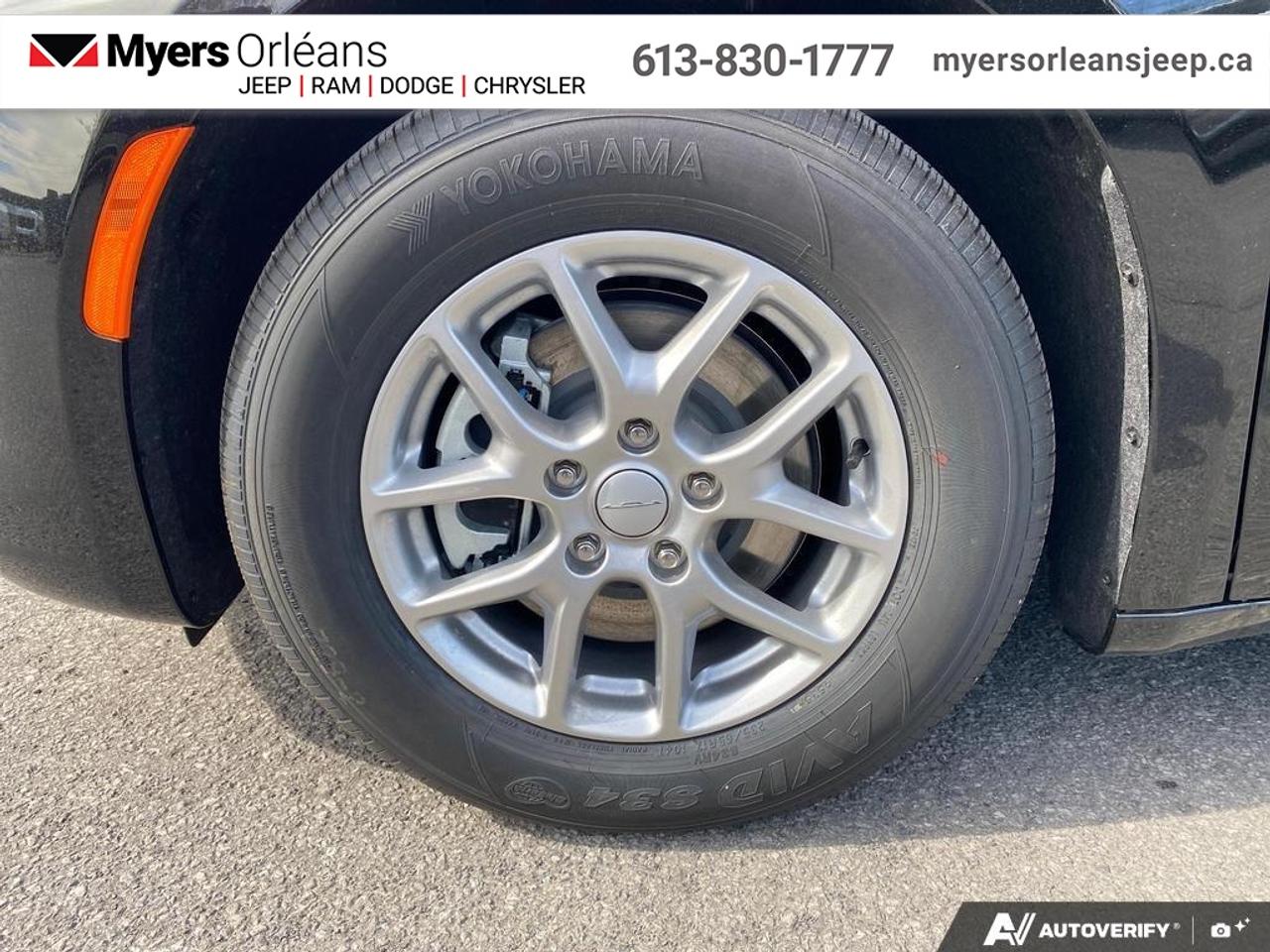 2027 Chrysler Pacifica Select Photo