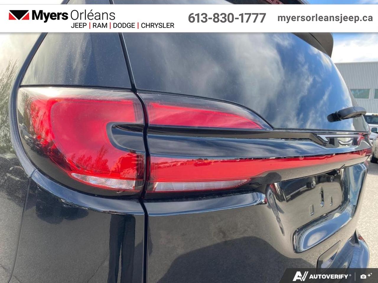 2027 Chrysler Pacifica Select Photo