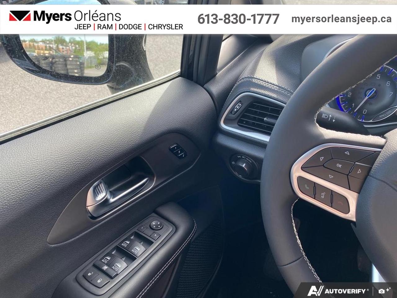 2027 Chrysler Pacifica Select Photo