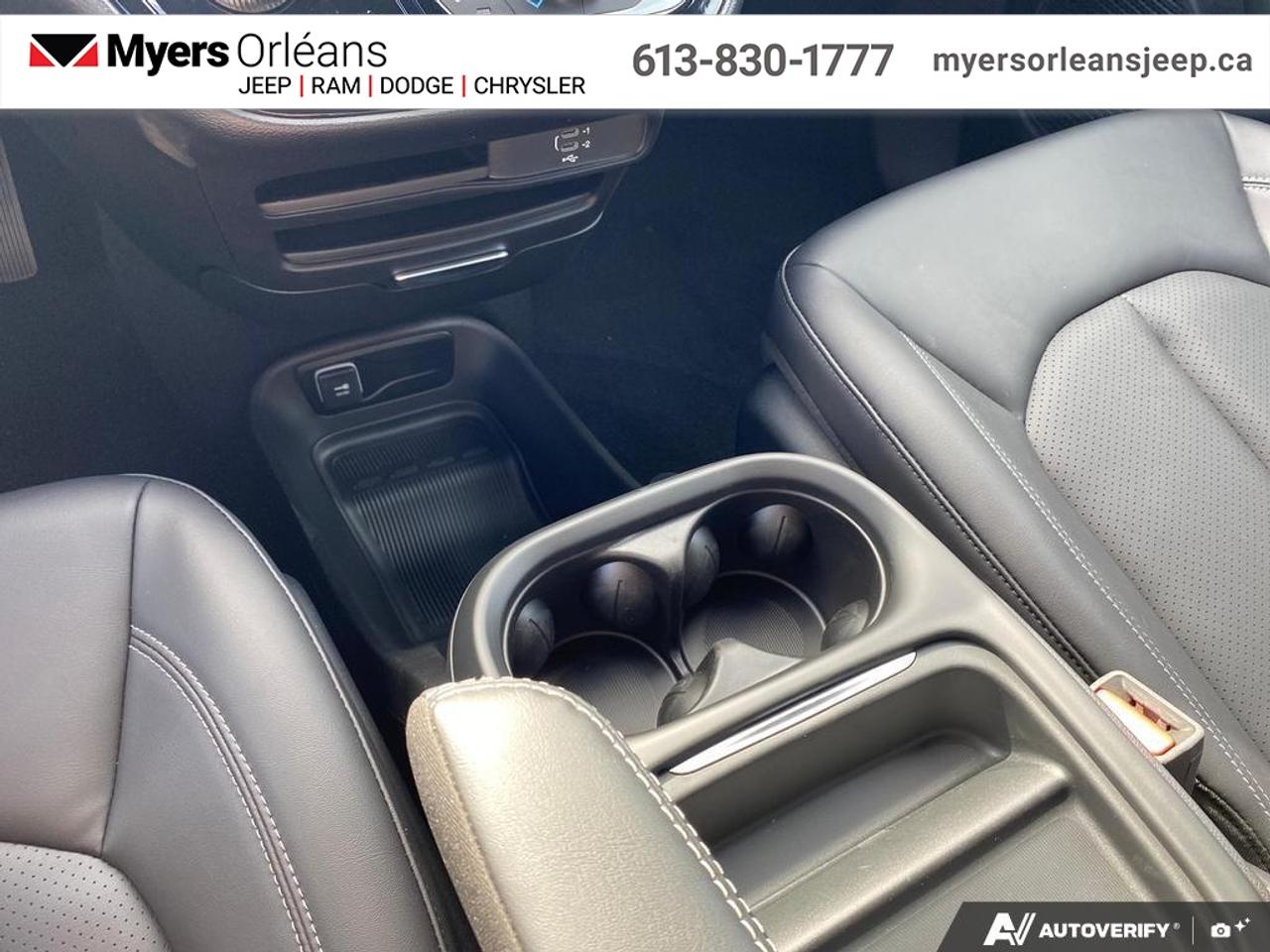 2027 Chrysler Pacifica Select Photo
