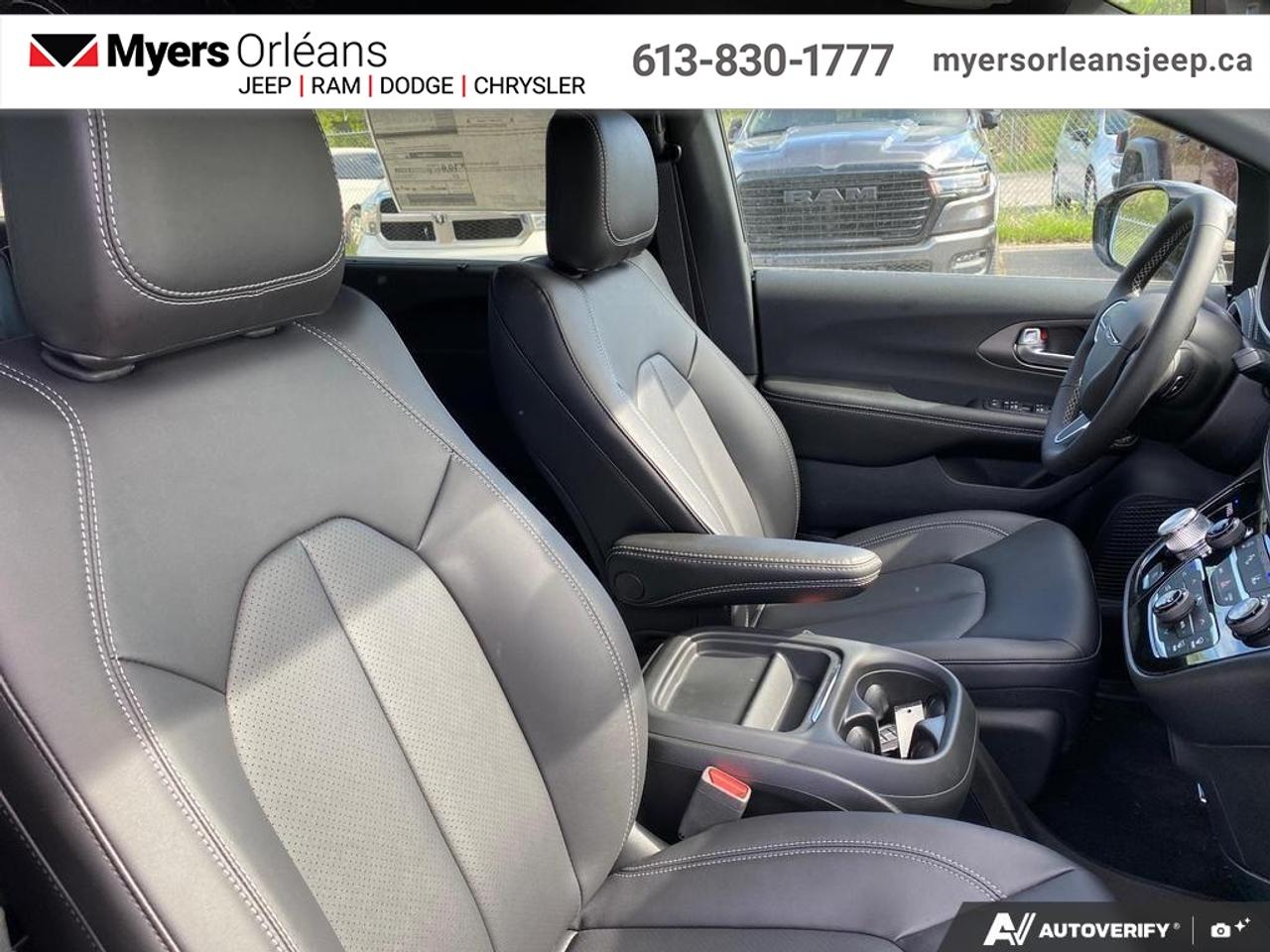 2027 Chrysler Pacifica Select Photo