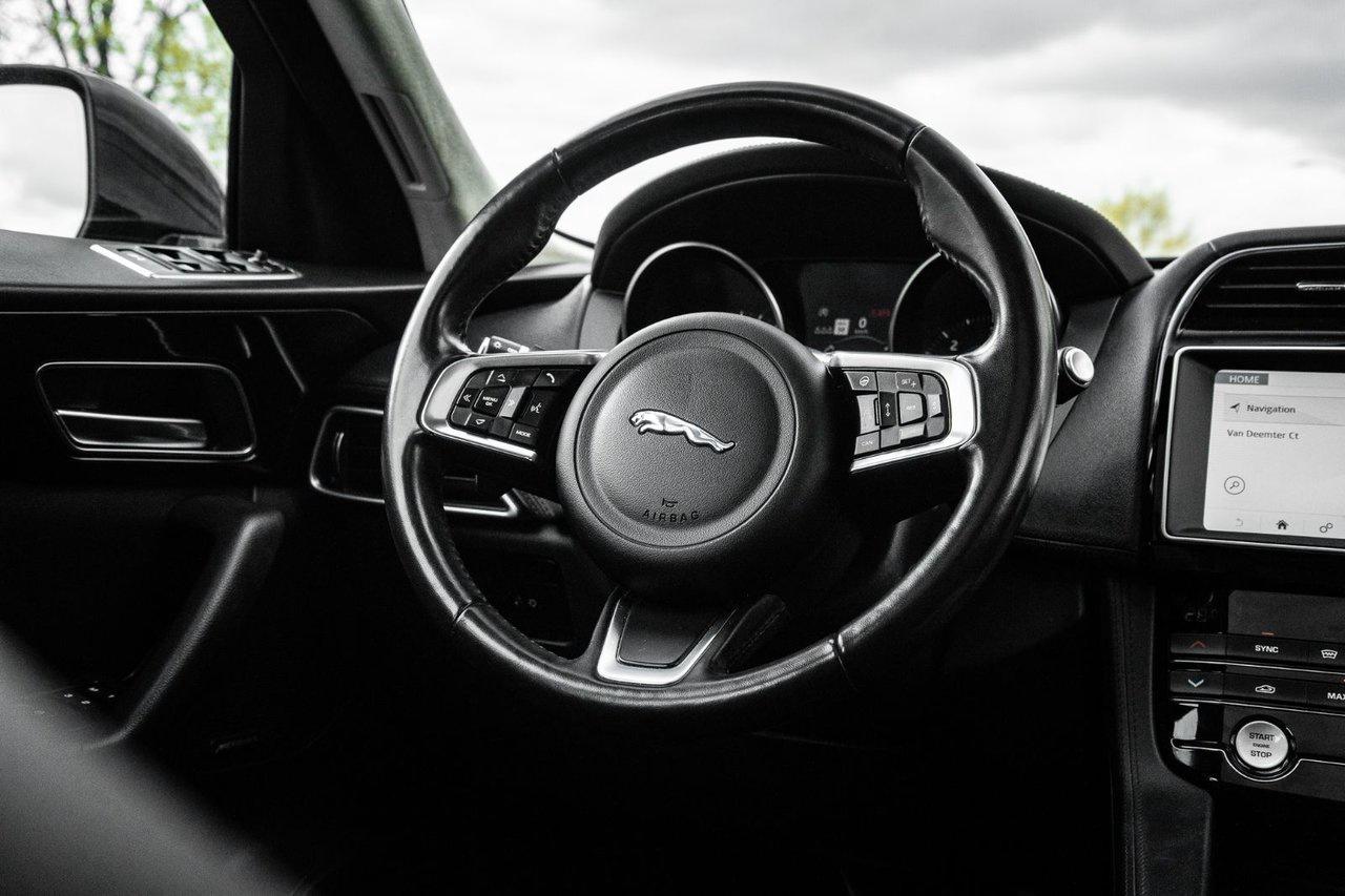 2019 Jaguar F-PACE Prestige Photo
