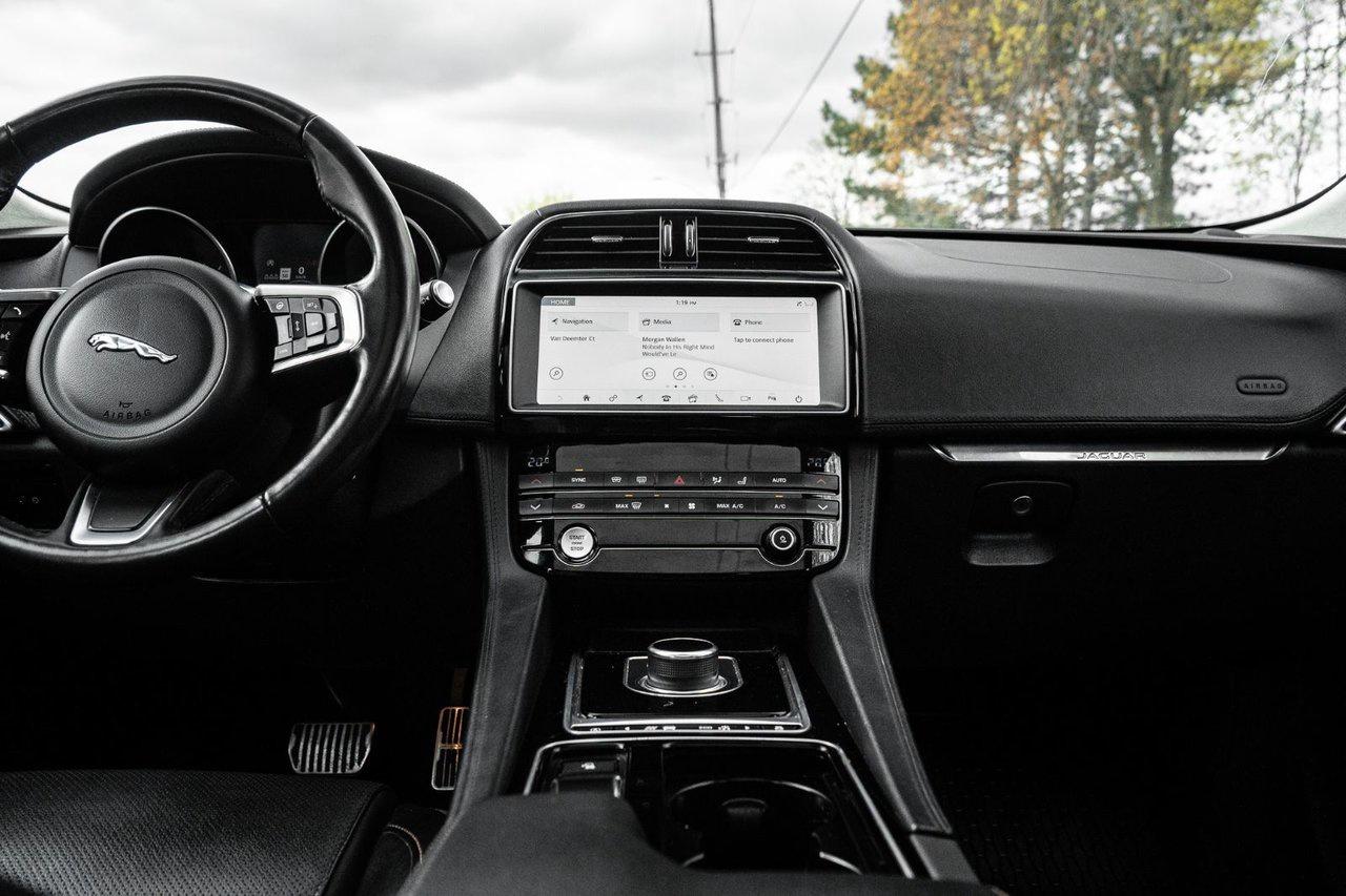 2019 Jaguar F-PACE Prestige Photo
