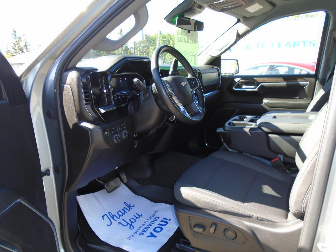 2025 Chevrolet Silverado 1500 LT CREW CAB 4X4 Photo4