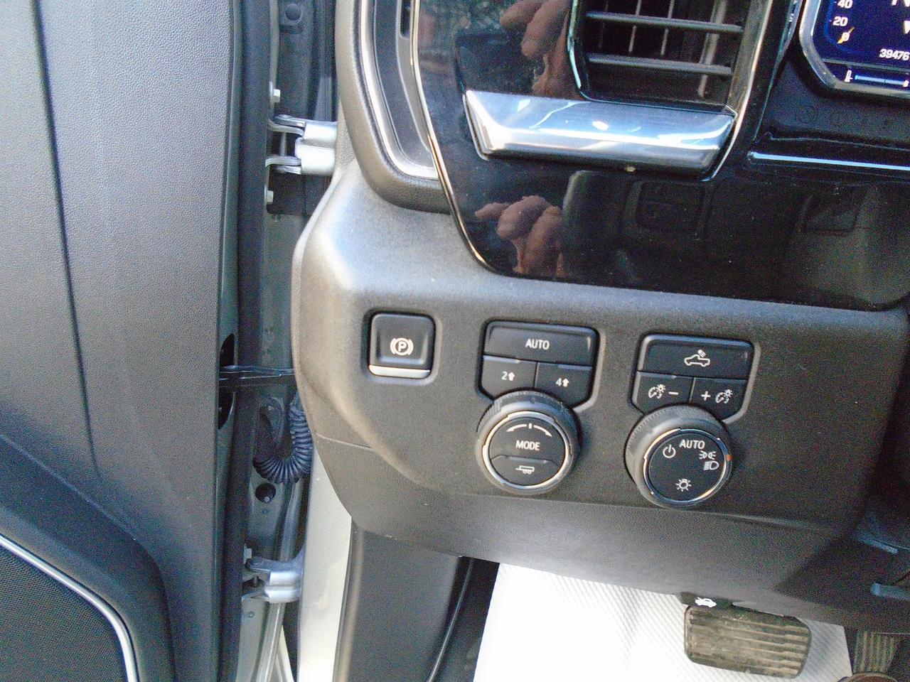 2025 Chevrolet Silverado 1500 LT CREW CAB 4X4 Photo
