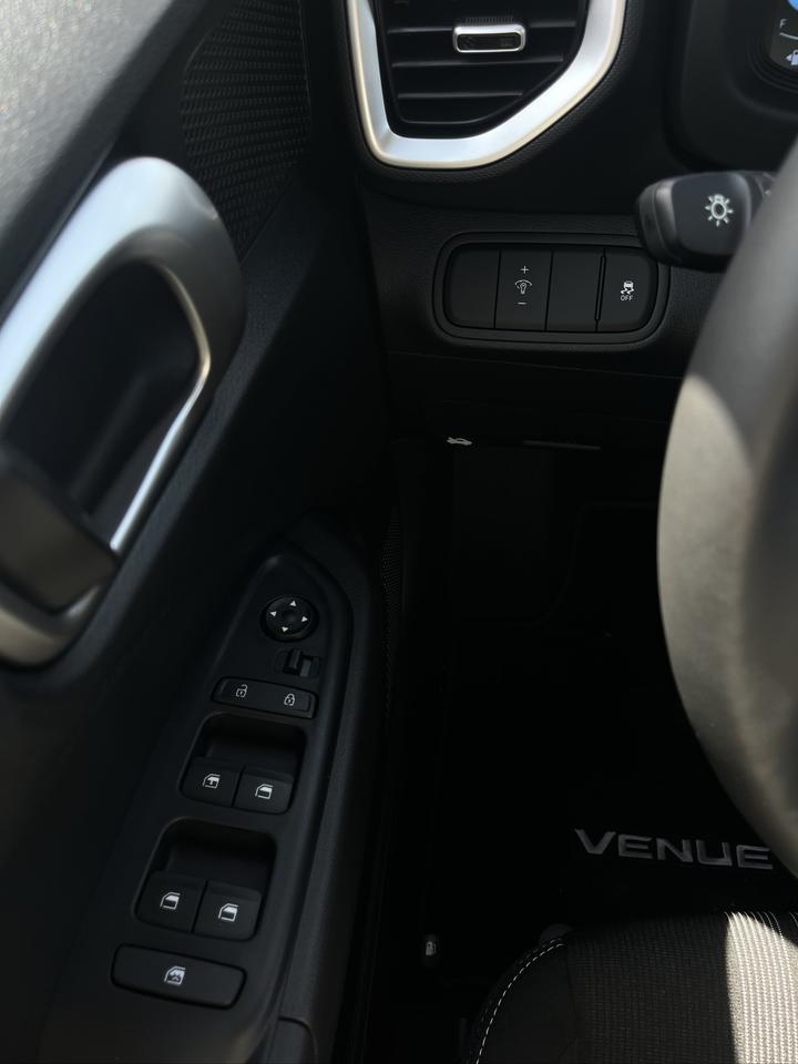 2026 Hyundai Venue Preferred TWO-TONE TWO-TONE Photo