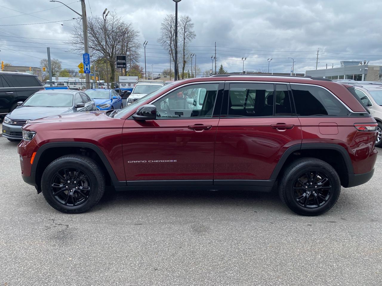 2023 Jeep Grand Cherokee Laredo 4WD | Power Rear Lift-Gate | Apple CarPlay | Android Auto Photo
