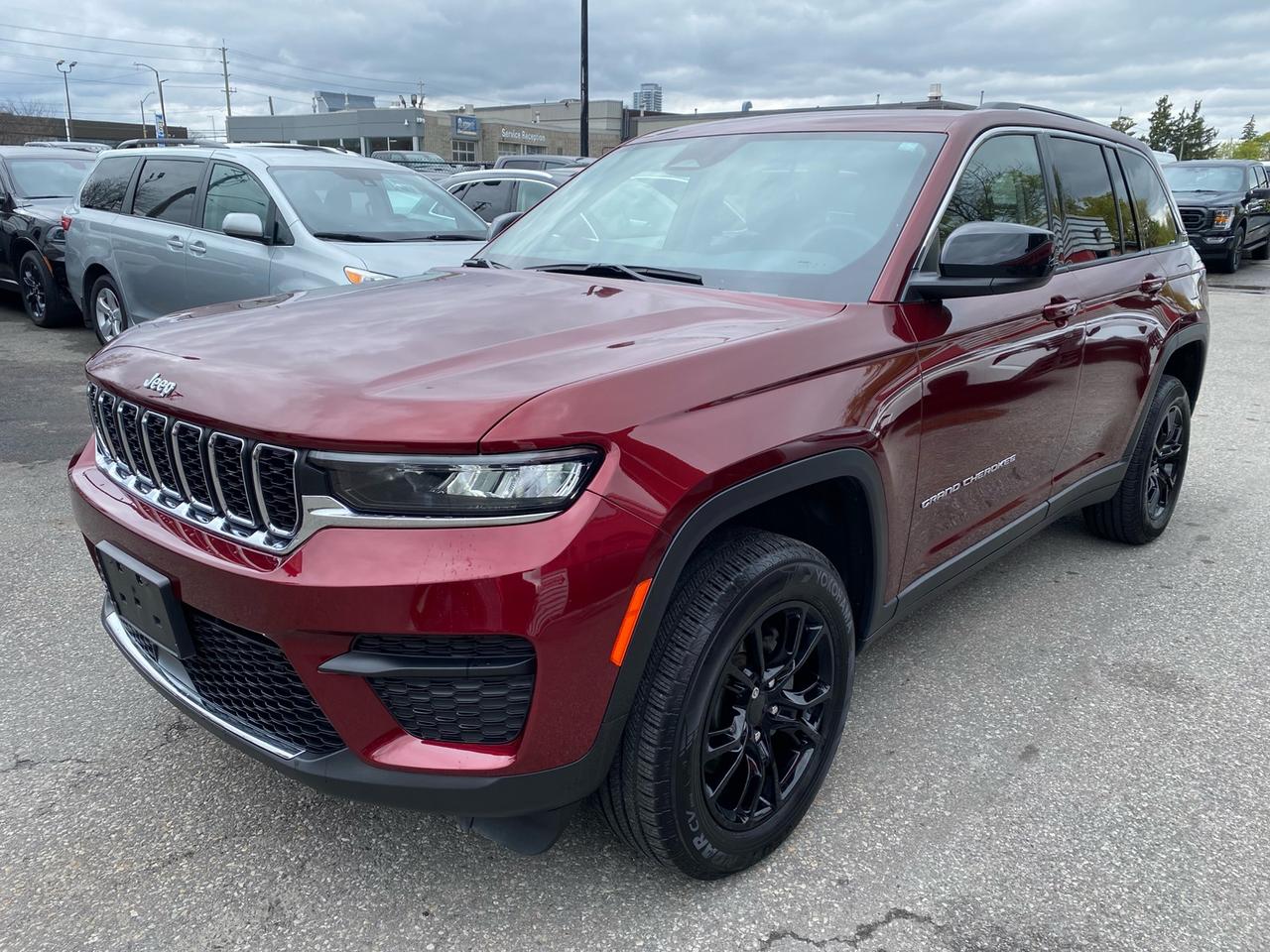 2023 Jeep Grand Cherokee Laredo 4WD | Power Rear Lift-Gate | Apple CarPlay | Android Auto Photo2