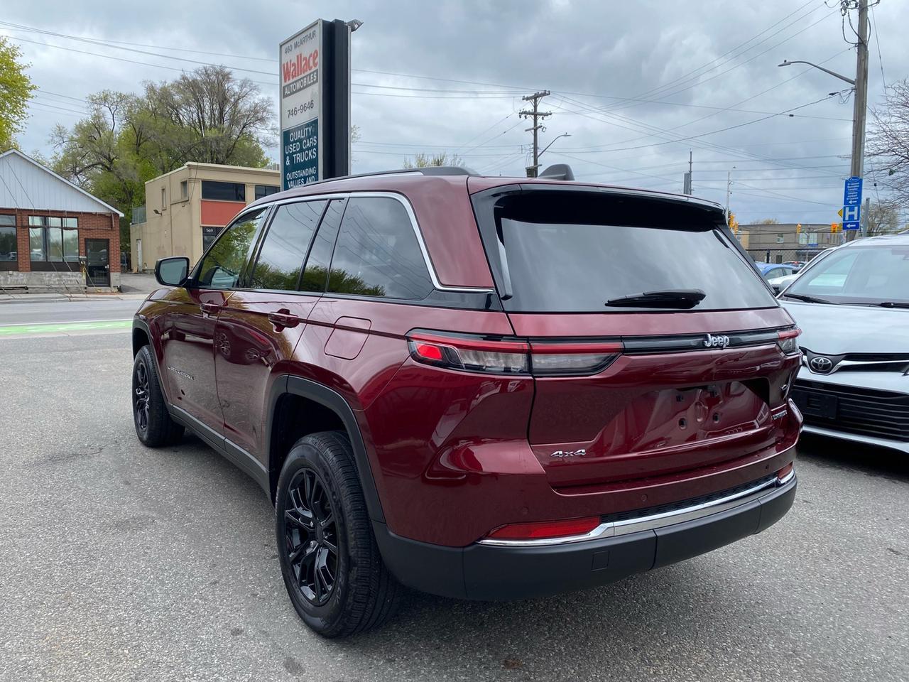 2023 Jeep Grand Cherokee Laredo 4WD | Power Rear Lift-Gate | Apple CarPlay | Android Auto Photo