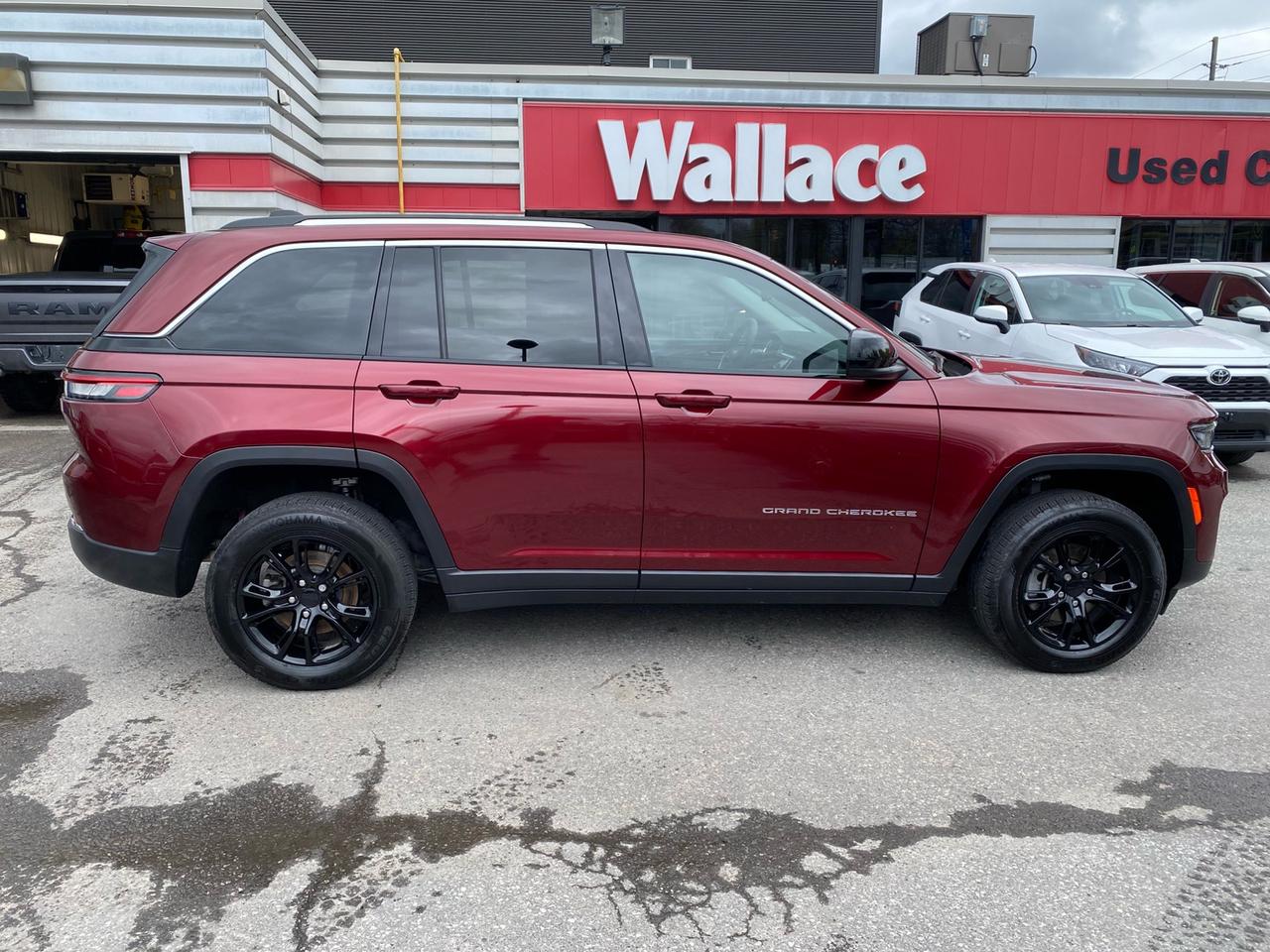 2023 Jeep Grand Cherokee Laredo 4WD | Power Rear Lift-Gate | Apple CarPlay | Android Auto Photo