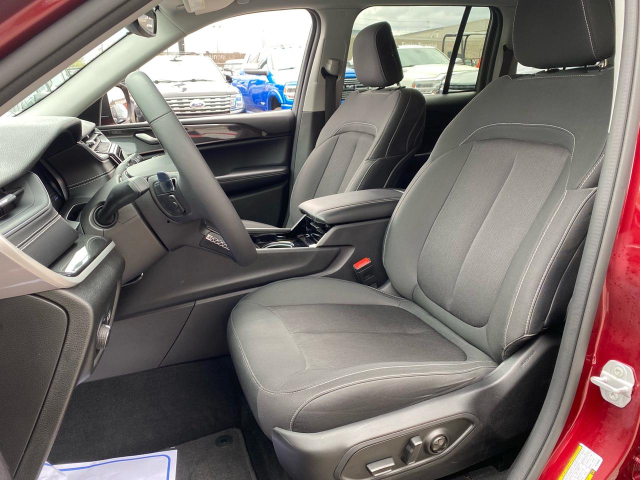 2023 Jeep Grand Cherokee Laredo 4WD | Power Rear Lift-Gate | Apple CarPlay | Android Auto Photo