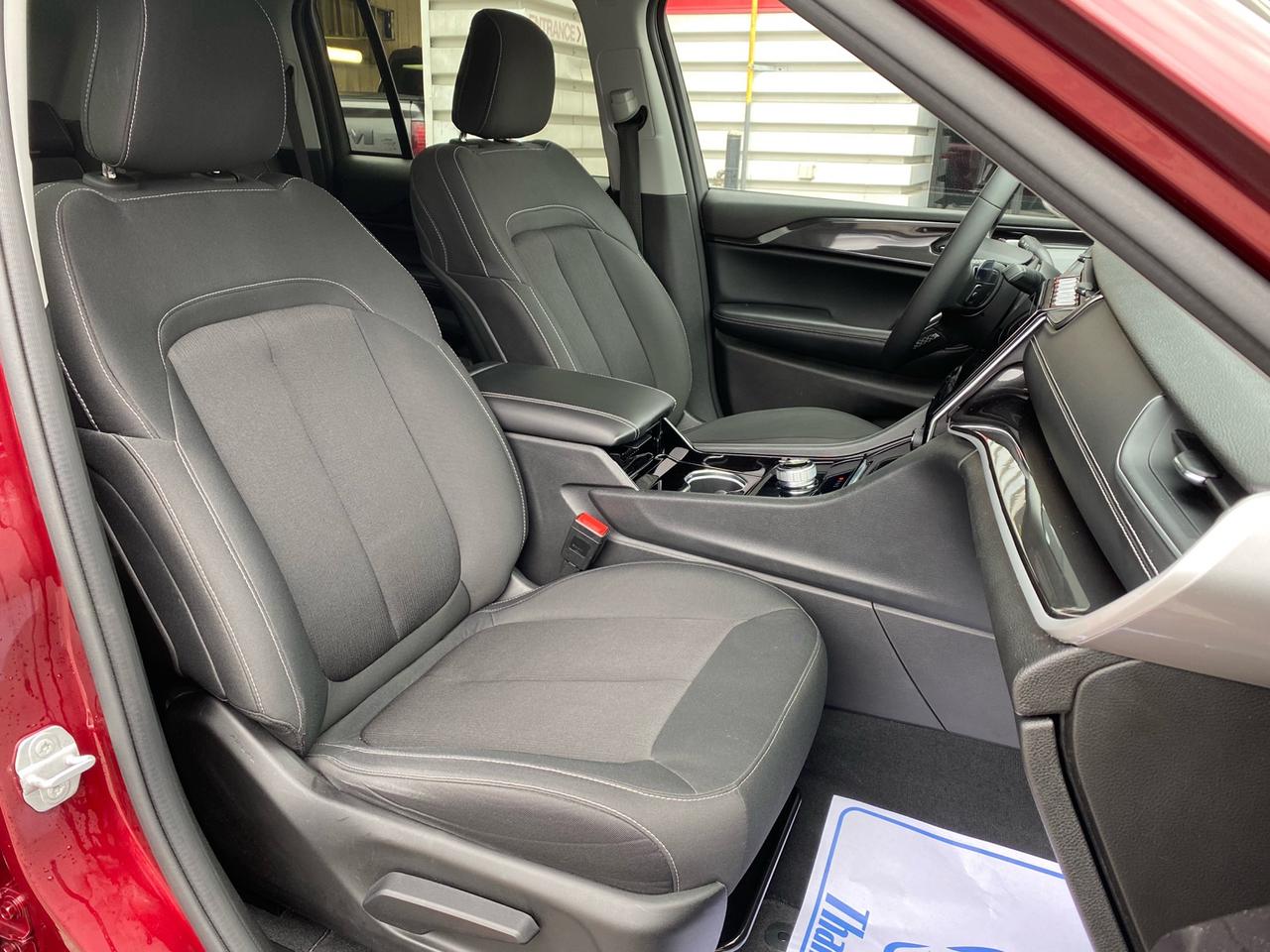 2023 Jeep Grand Cherokee Laredo 4WD | Power Rear Lift-Gate | Apple CarPlay | Android Auto Photo
