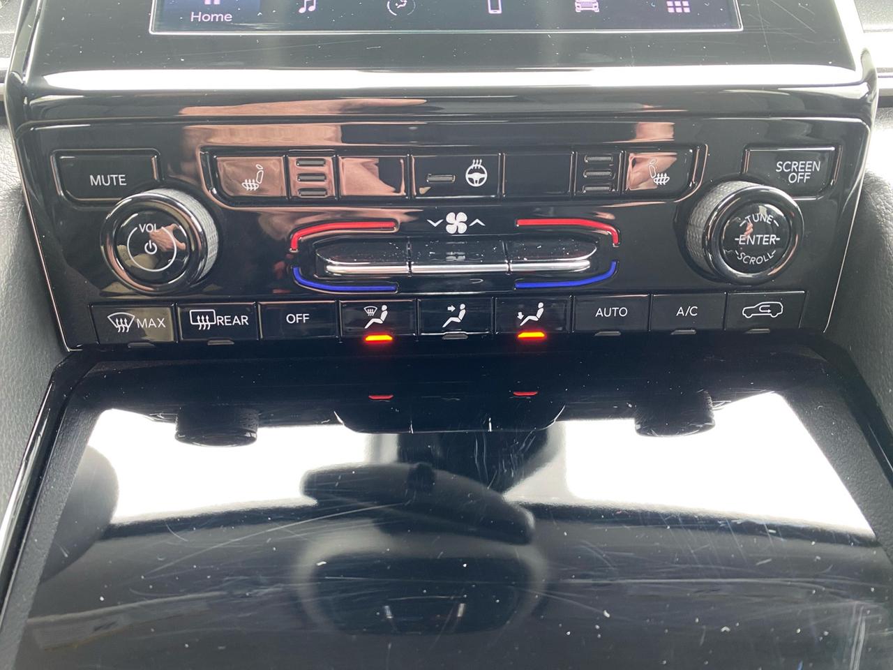 2023 Jeep Grand Cherokee Laredo 4WD | Power Rear Lift-Gate | Apple CarPlay | Android Auto Photo