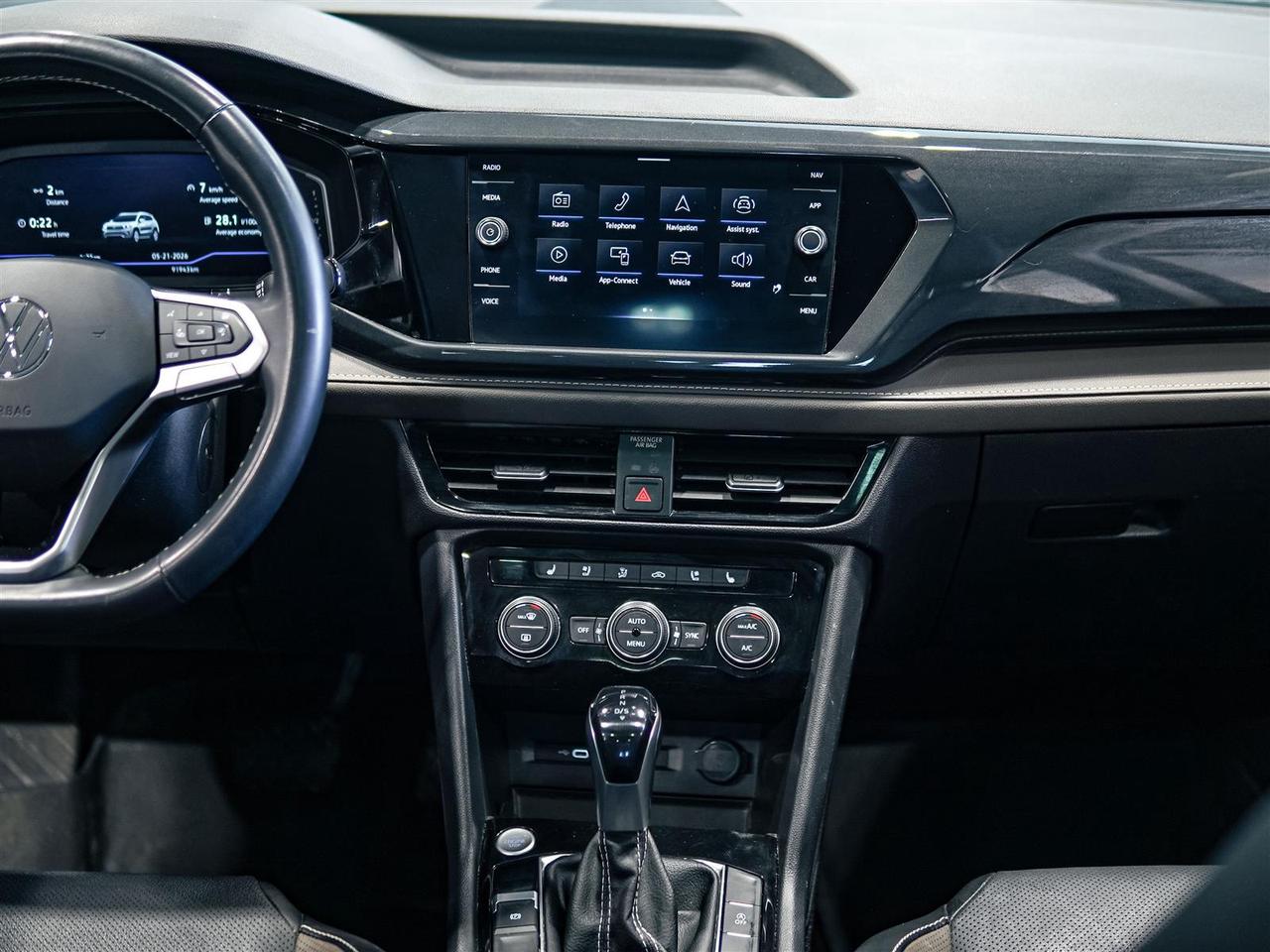 2022 Volkswagen Taos HIGHLINE | AWD | LEATHER | NAV | PANO ROOF | NO ACCIDENTS Photo