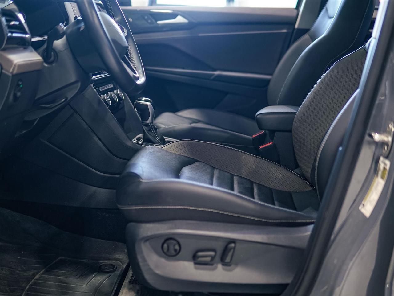 2022 Volkswagen Taos HIGHLINE | AWD | LEATHER | NAV | PANO ROOF | NO ACCIDENTS Photo