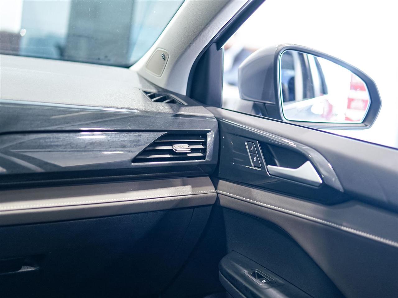 2022 Volkswagen Taos HIGHLINE | AWD | LEATHER | NAV | PANO ROOF | NO ACCIDENTS Photo