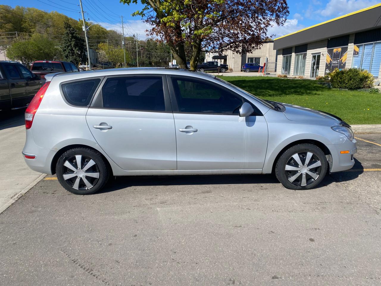 2010 Hyundai Elantra Touring GLS Sport Photo4