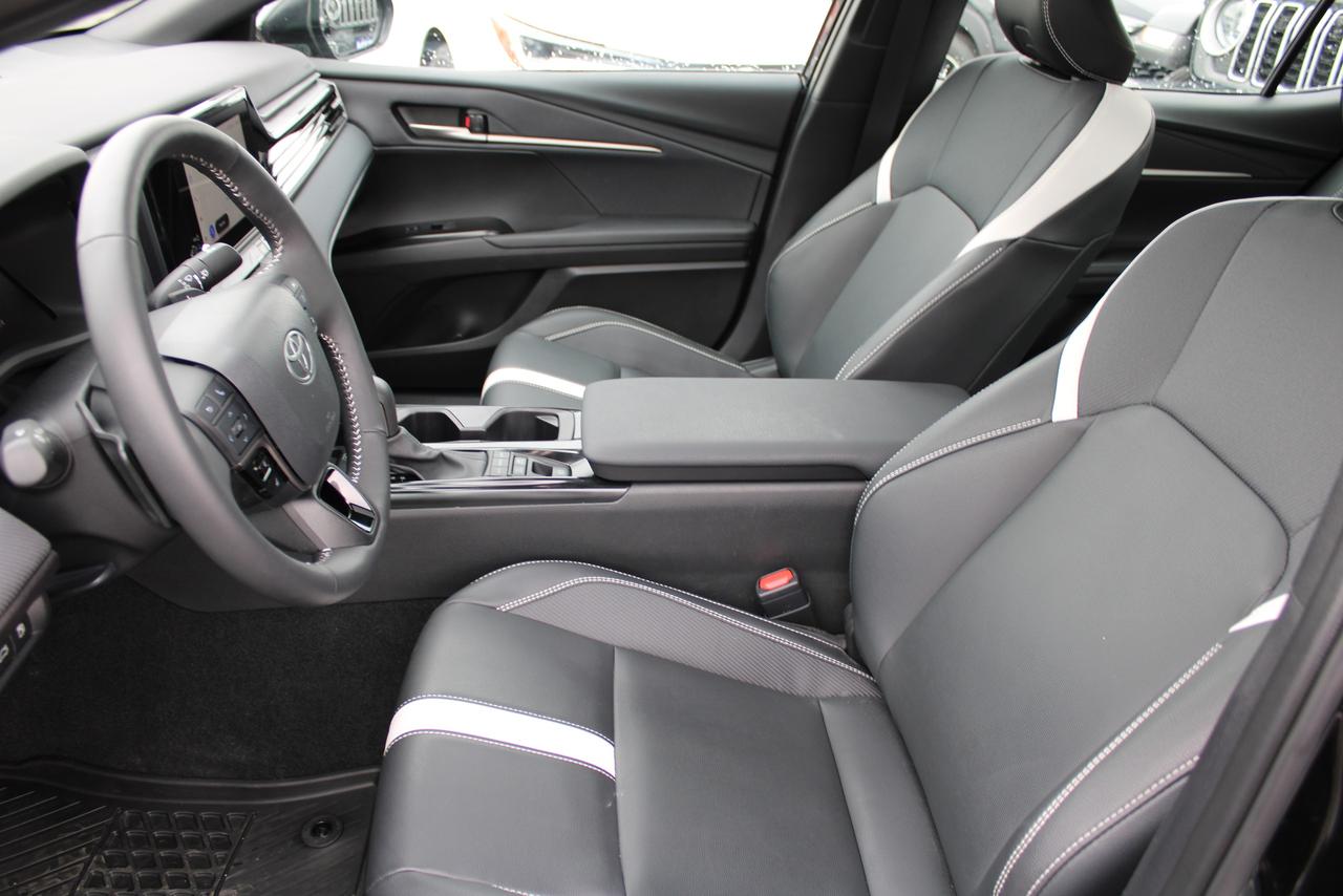 2025 Toyota Camry SE Photo