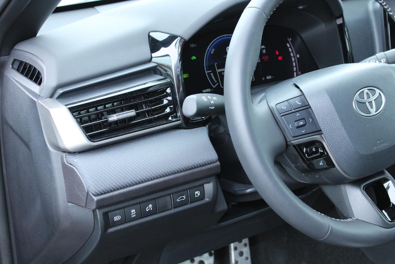 2025 Toyota Camry SE Photo