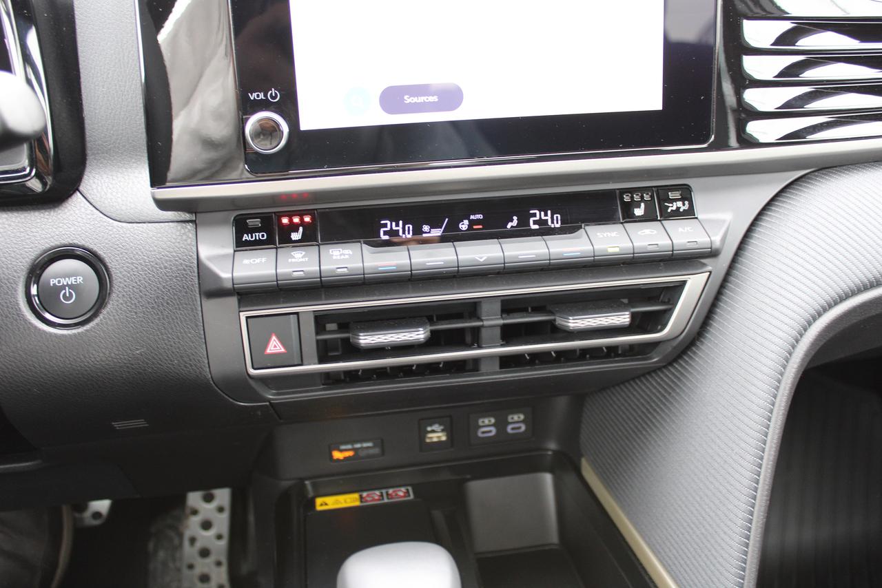 2025 Toyota Camry SE Photo