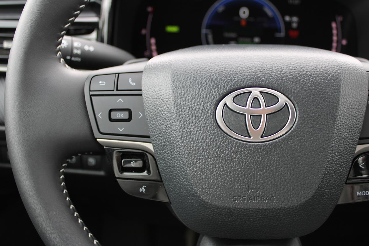 2025 Toyota Camry SE Photo