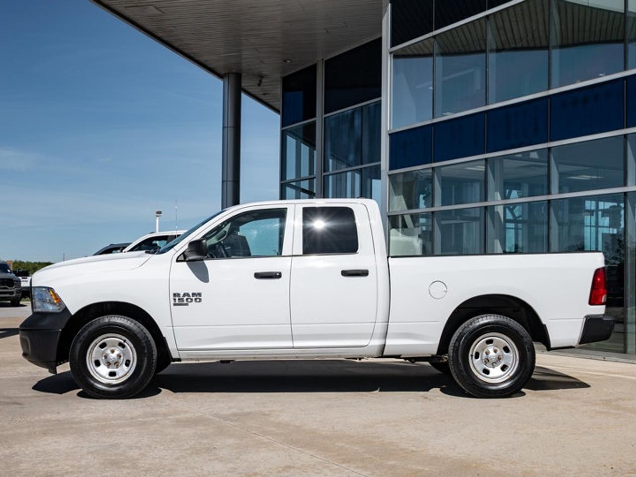 2022 RAM 1500 Classic TRADESMAN Photo4