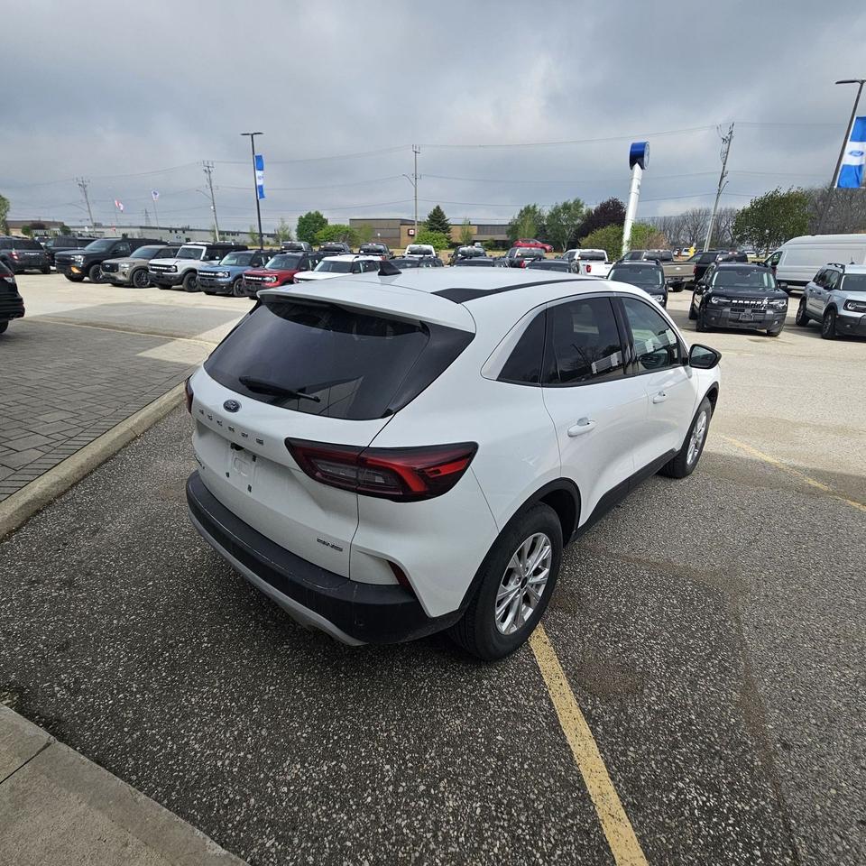 2024 Ford Escape AWD, LOCAL TRADE, TECH PACK! HEATED WHEEL/SEATS! Photo4