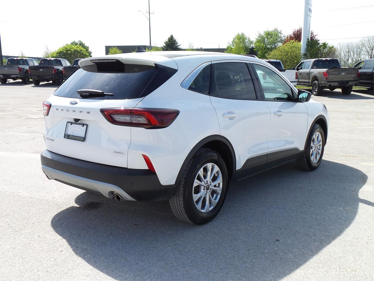 2024 Ford Escape AWD, LOCAL TRADE, TECH PACK! HEATED WHEEL/SEATS! Photo4