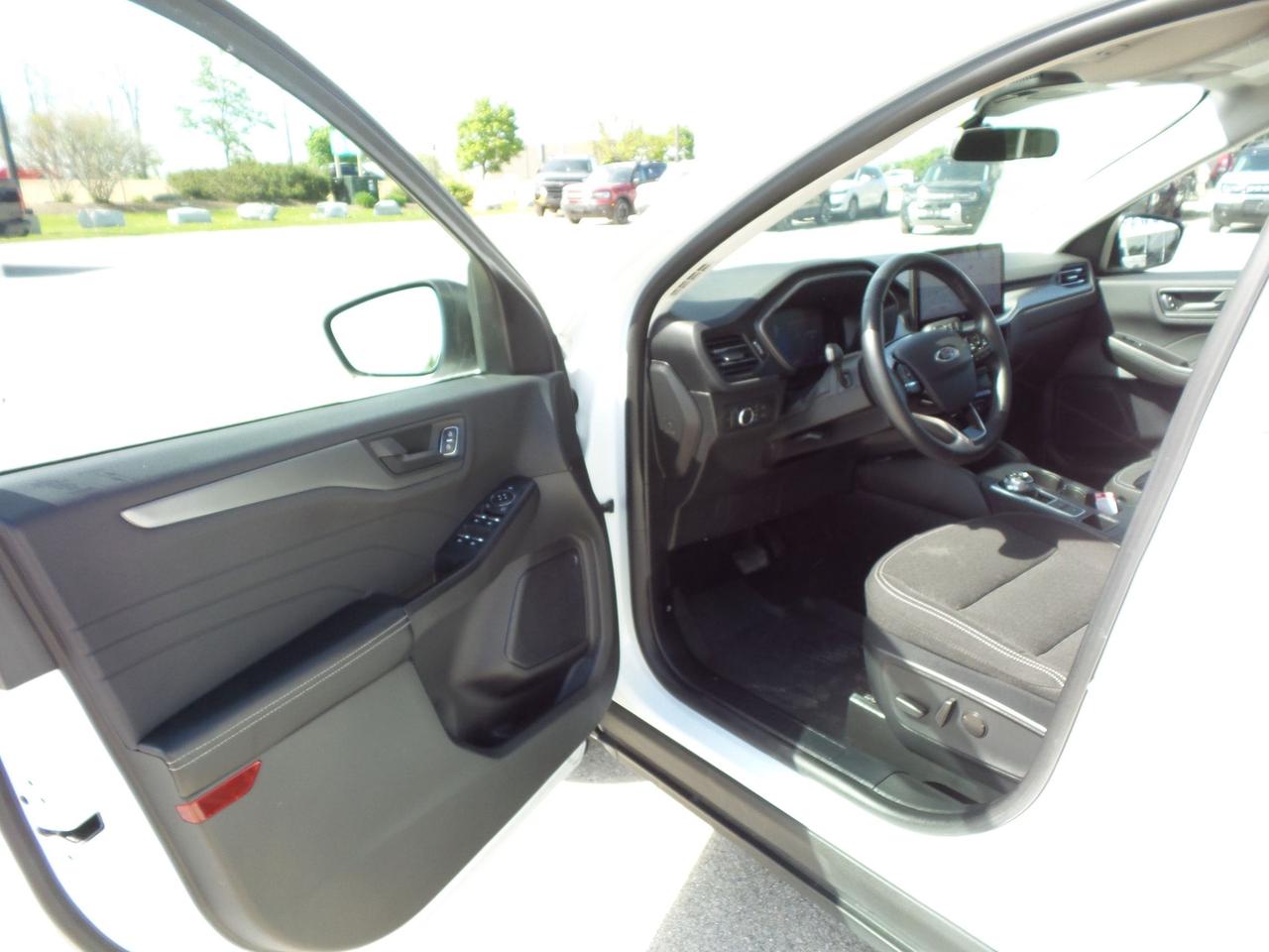 2024 Ford Escape AWD, LOCAL TRADE, TECH PACK! HEATED WHEEL/SEATS! Photo