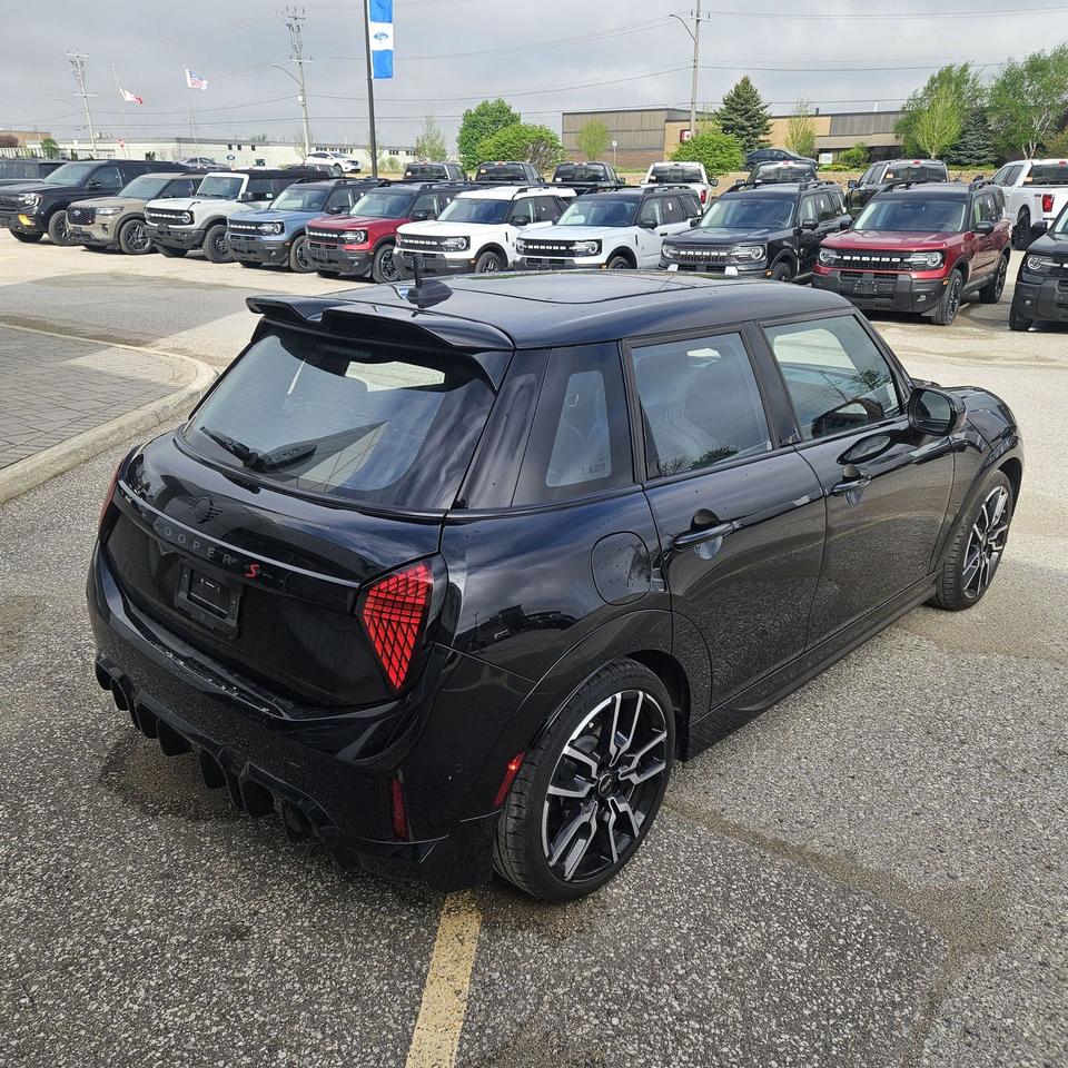 2025 MINI Cooper JCW PACK, LEATHER, MOON, HEATED WHEEL, HUD! Photo4