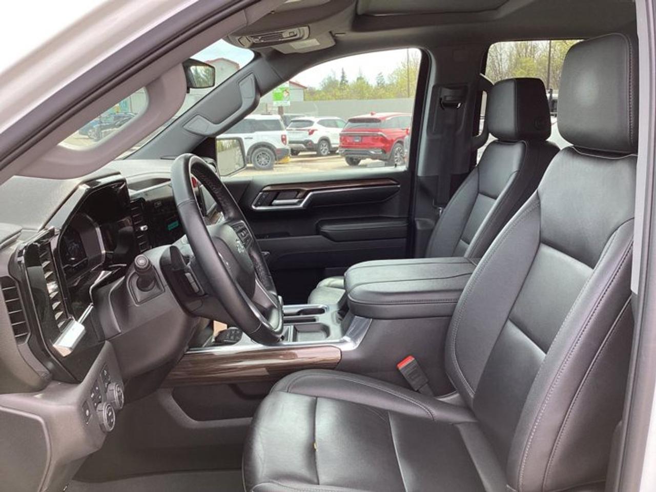 2024 Chevrolet Silverado 1500 LT Trail Boss Crew Cab 6' Box 4WD | One Owner | No Accidents | Leather Seats Photo2